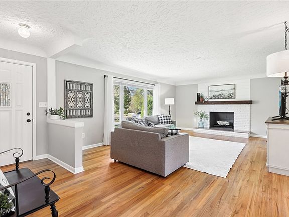 3rd image of 1927 Horseshoe Blvd