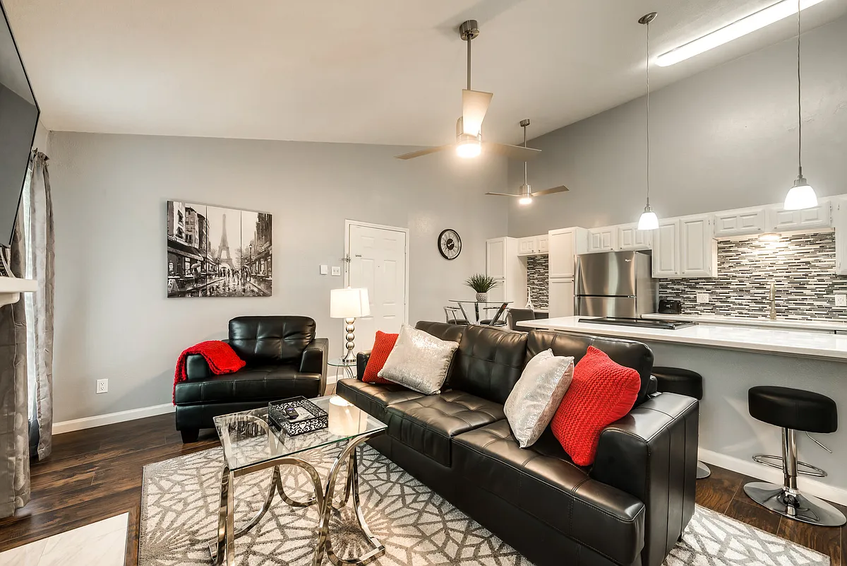 Building Photo - Evergreen St