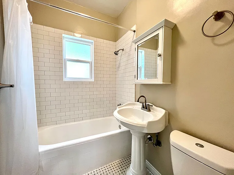1426 N Edgemont St #12-1/2 — Photo 11