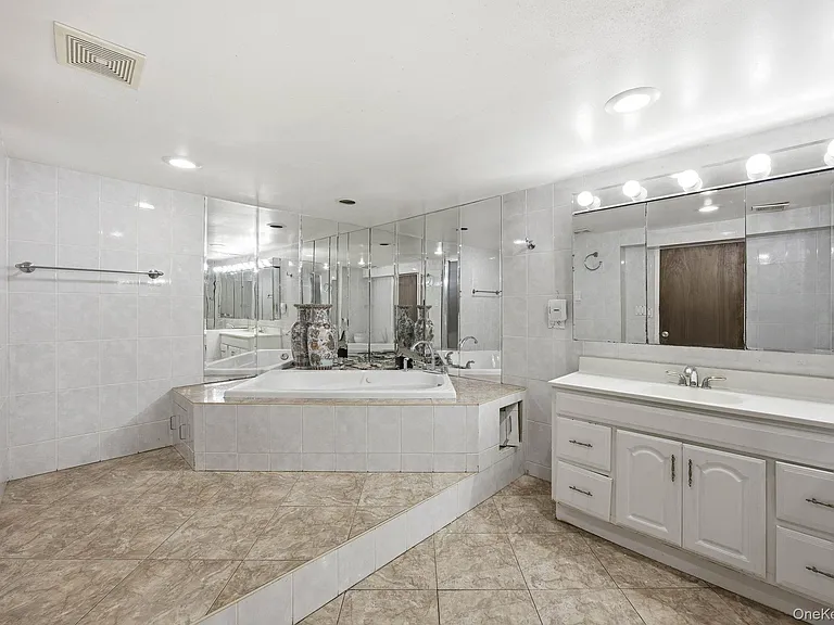 1 Bridle Path Dr — Photo 36