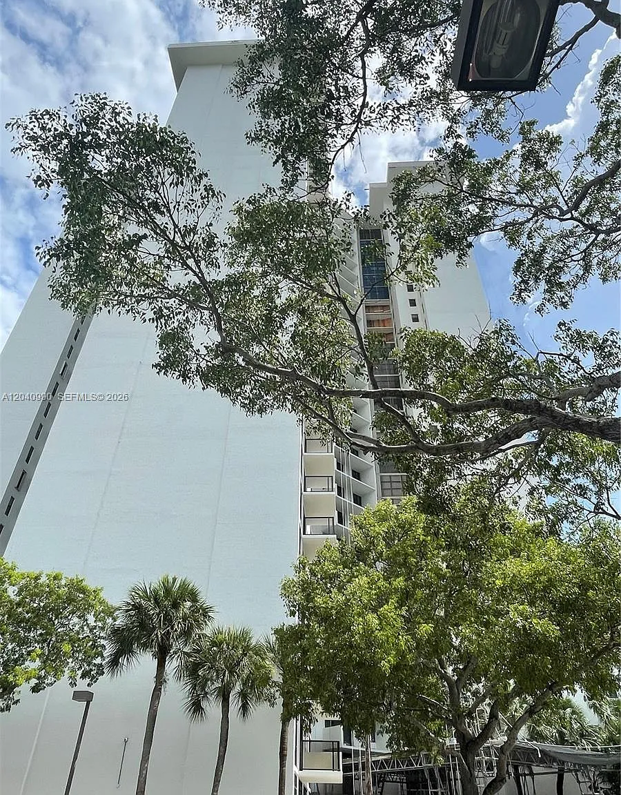 Biscayne Cove Condominium — Photo 2