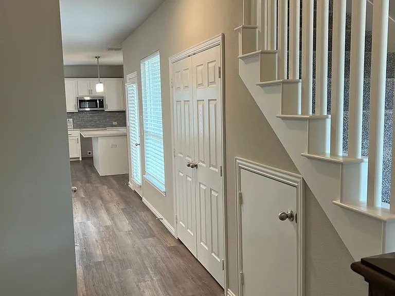 212 Wayside Ct — Photo 3