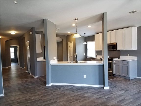 3rd image of 211 Foxglove Dr