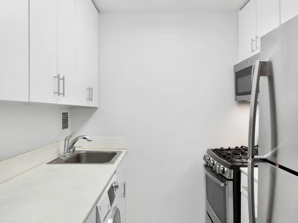 330 East 38th Street image 6 of 14