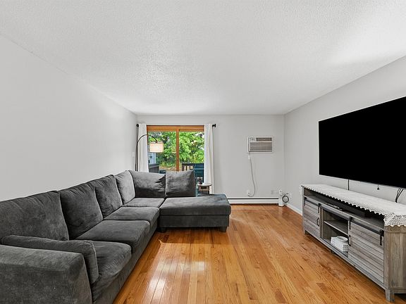 3rd image of 32 Shelburne Road