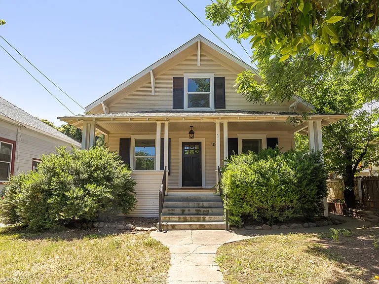 1012 Broadway St — Photo 2