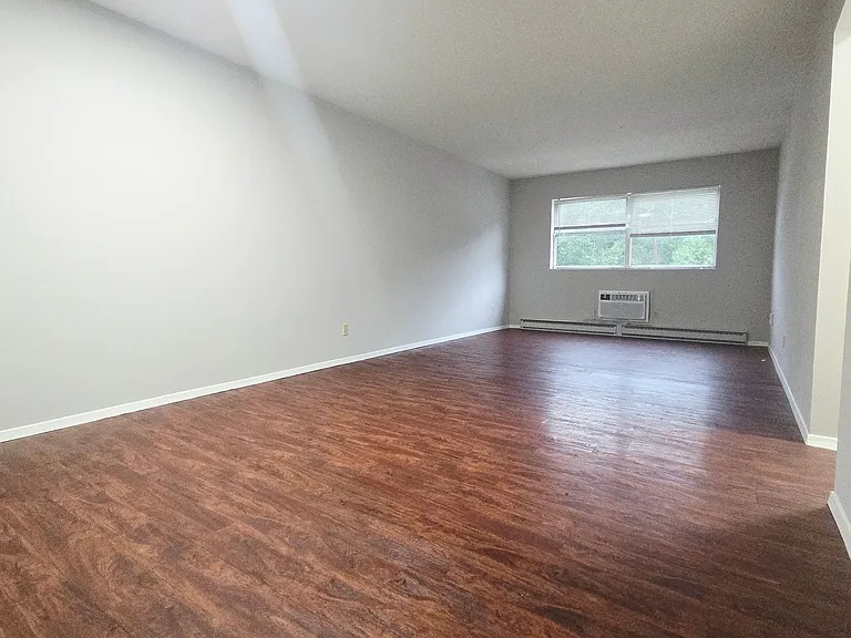 Wesleyan Apartments — Photo 7