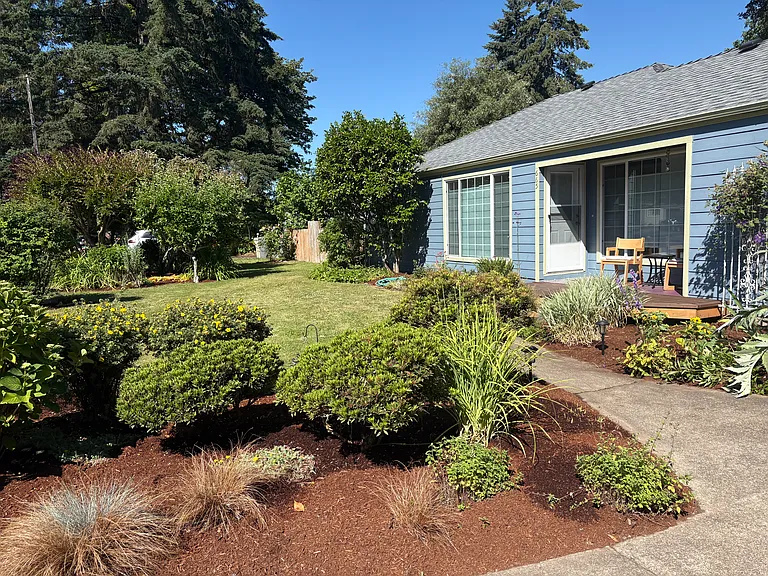665 SE Vera Ave — Photo 2