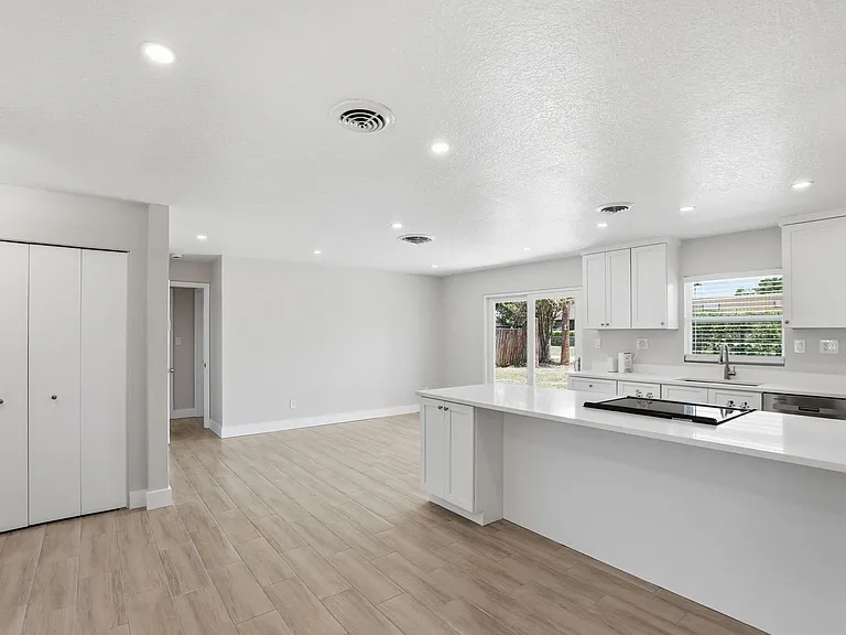 3817 Bainbridge Ave — Photo 3