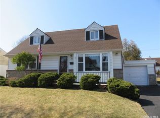 11 Joseph Rd, New Hyde Park, NY 11040