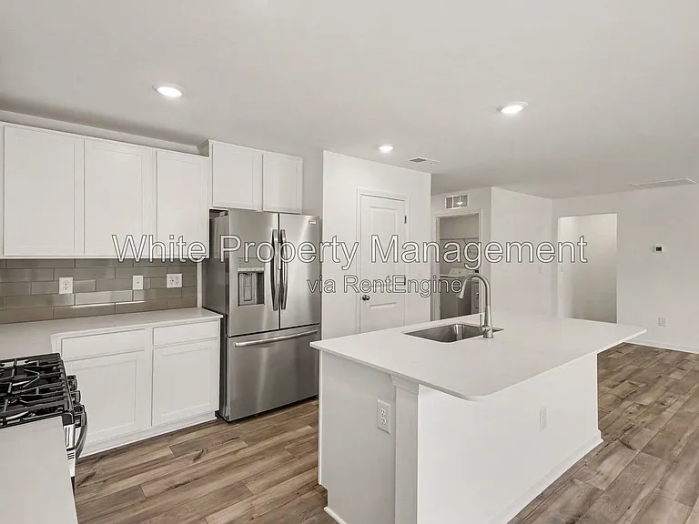 313 W 18th St — Photo 9