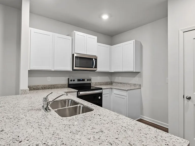 1005 N 2nd Ave NW #26 — Photo 3