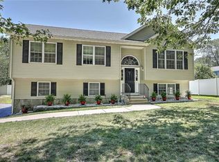 37 Lakeview Ave, Lincoln, RI 02865