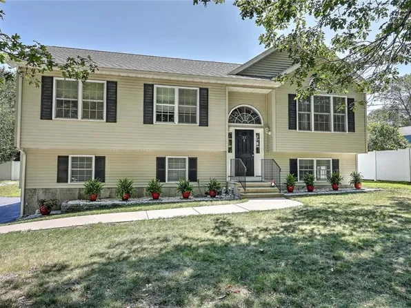 37 Lakeview Ave, Lincoln, RI 02865