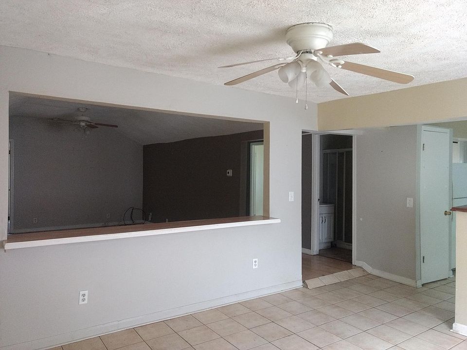 2nd image of 225 Diana St