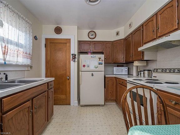 3rd image of 506 W Washington St