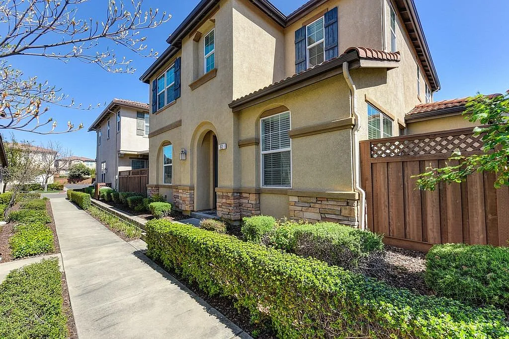 3 bed, 1858 sqft, $3,095 — Photo 1