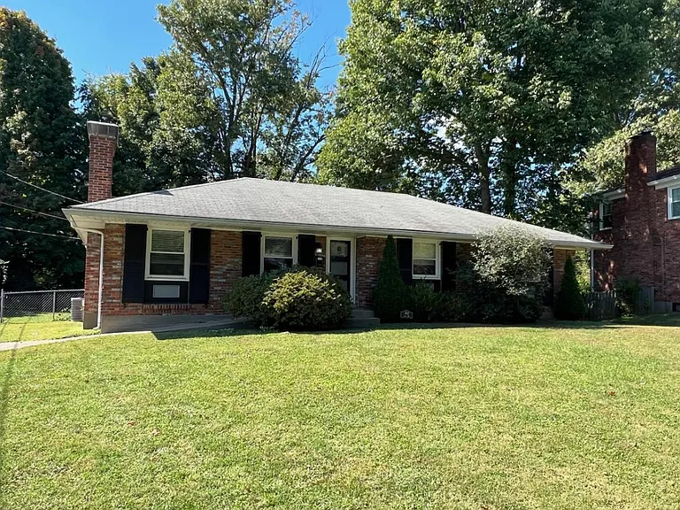 1502 Lynn Way — Photo 1