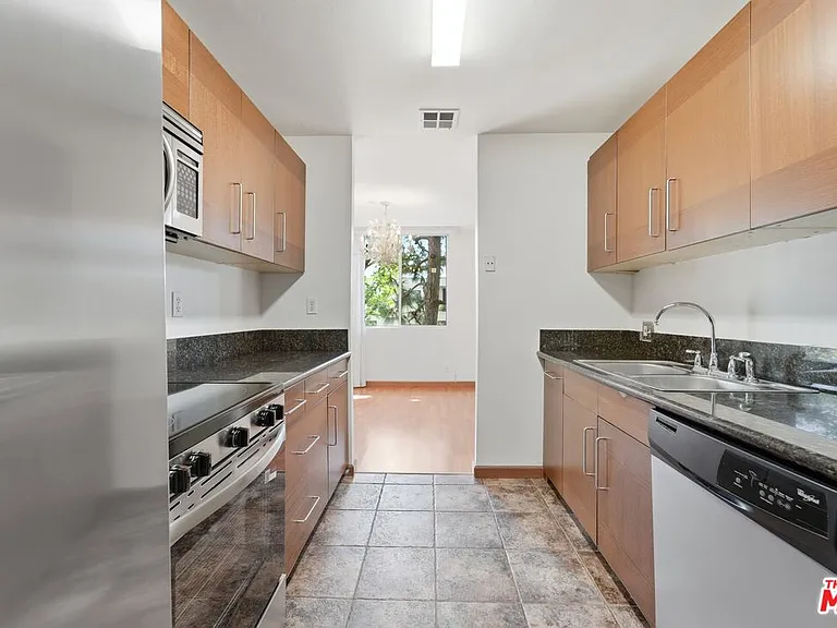 100 S Doheny Dr #213 — Photo 17