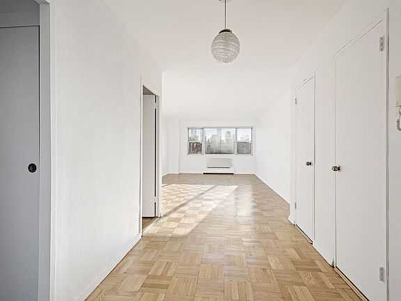 2nd image of 486 Avenue Of The Americas #13A