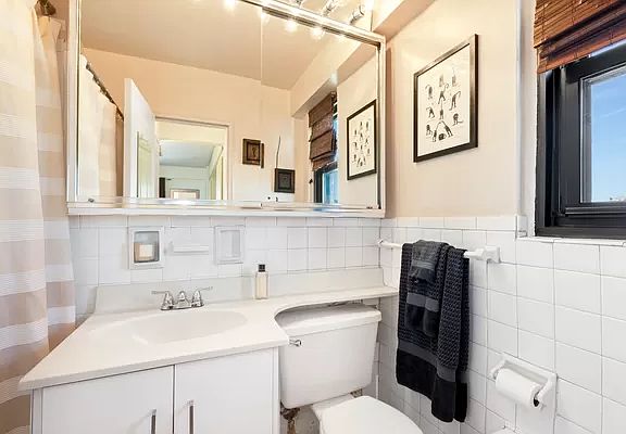 4th image of 201 W 21st St APT 15K