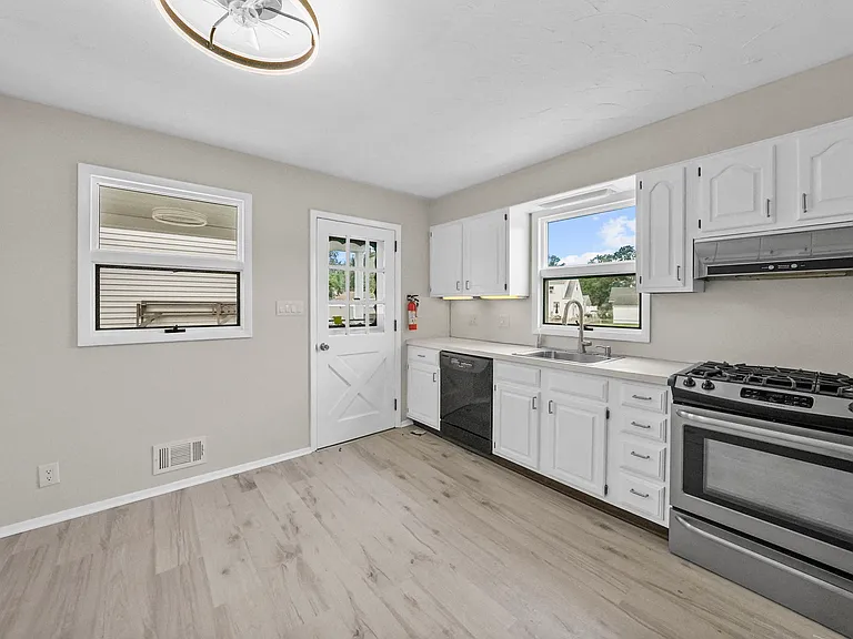 16 Tappan Ave — Photo 4
