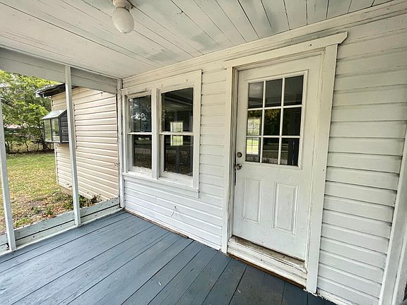 Porch with screen