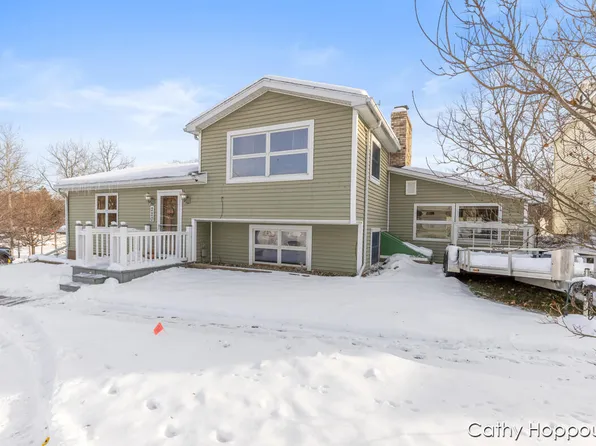 220 N Maple Ave, Maple Rapids, MI 48853