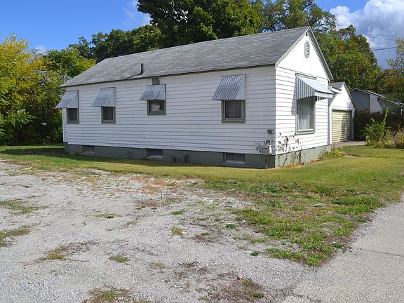 3rd image of 838 E Forest Ave