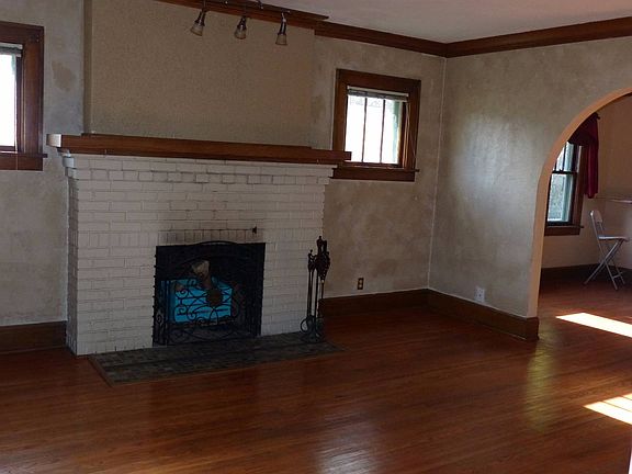 3rd image of 1820 N Court St