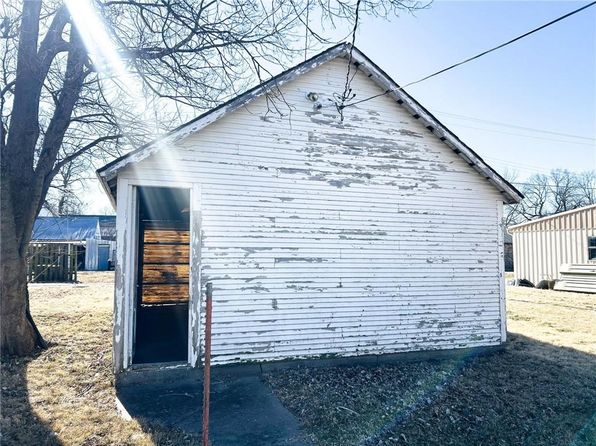 303 Chestnut St, Mound City, KS 66056