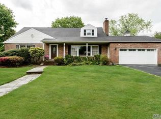 2 Robbins Dr, Williston Park, NY 11596