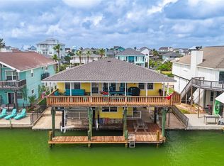 1319 Maui Dr, Tiki Island, TX 77554