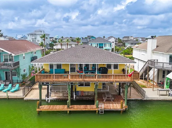 1319 Maui Dr, Tiki Island, TX 77554