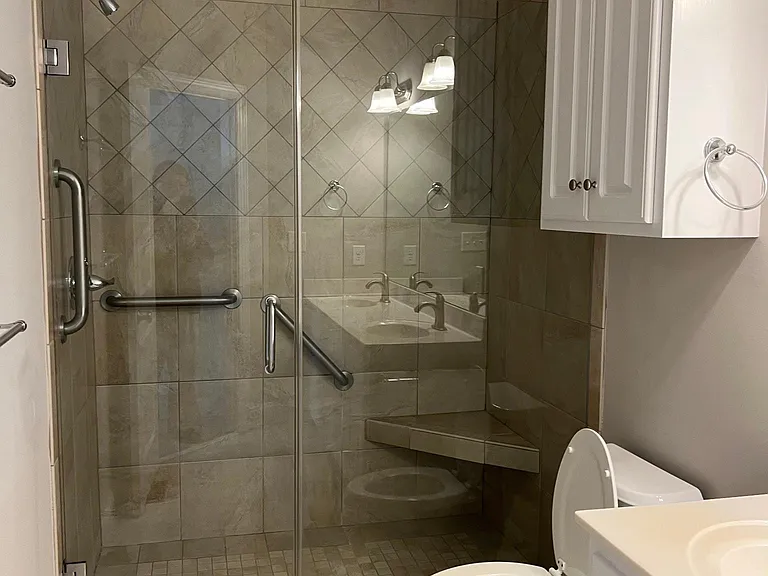 3003 Canal Drive, Wilson, NC
Walk-In Shower