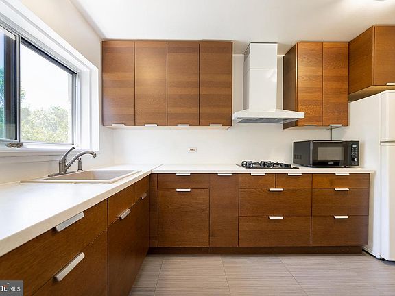 5th image of 10656 Weymouth St #10656
