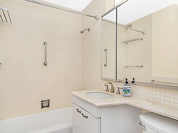 3rd image of 400 E Randolph St APT 1621