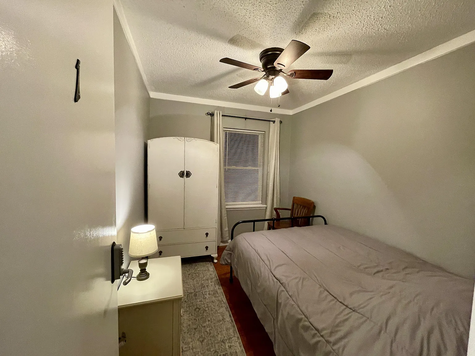 4 bed, 1.0 bath, 1100 sqft, $819 — Photo 1