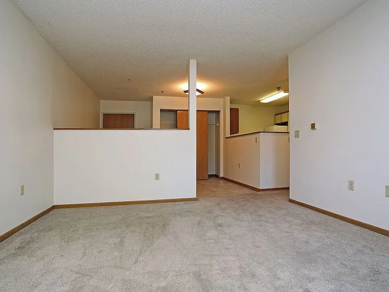 BAY MANOR APARTMENTS — Photo 15