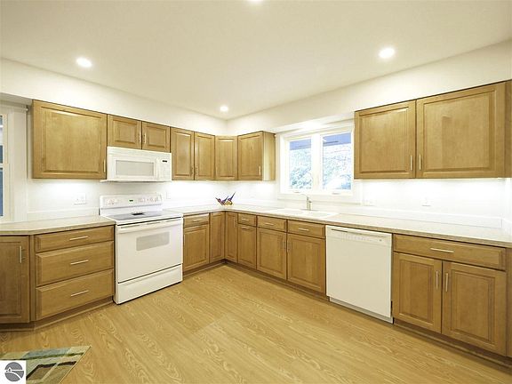 3rd image of 6100 Peninsula Dr