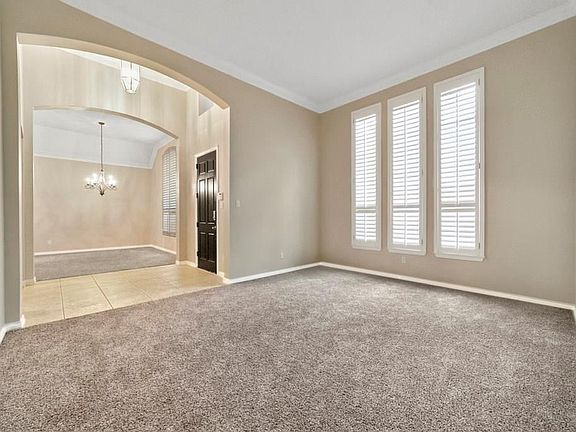 4th image of 920 Willowmist Dr