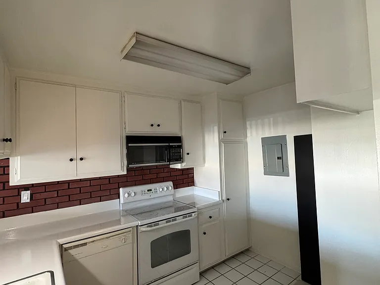 1187 E 3rd St #114 — Photo 18