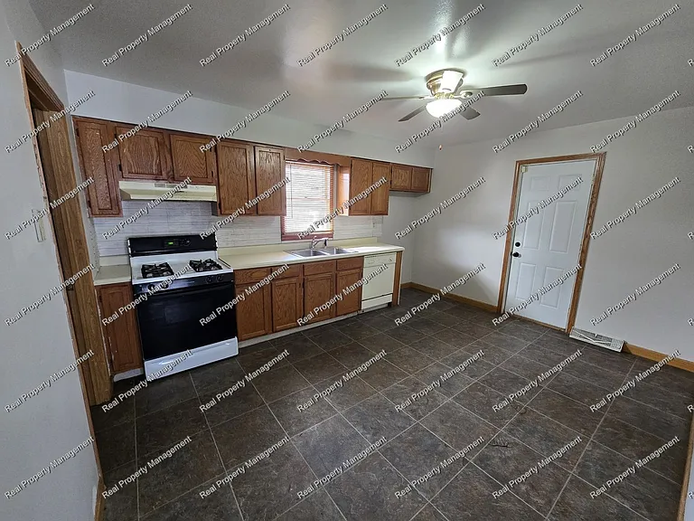 7716 Noble St — Photo 3
