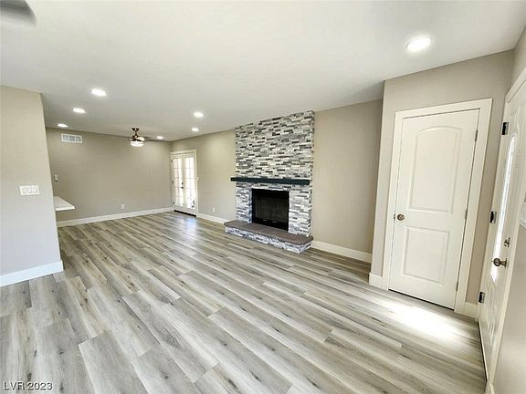 4th image of 3581 Blackstone St