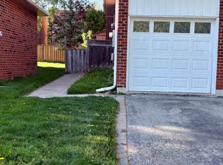 2 Harmon Ave, Aurora, ON L4G 5H1
