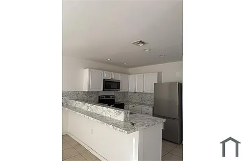 2565 NE 183rd St Photo 1