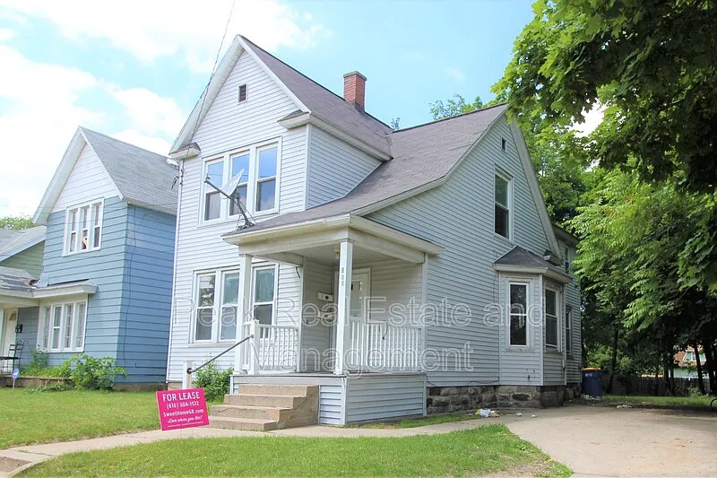 855 Alexander St SE photo 1
