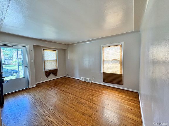 3rd image of 21311 Beechwood Ave