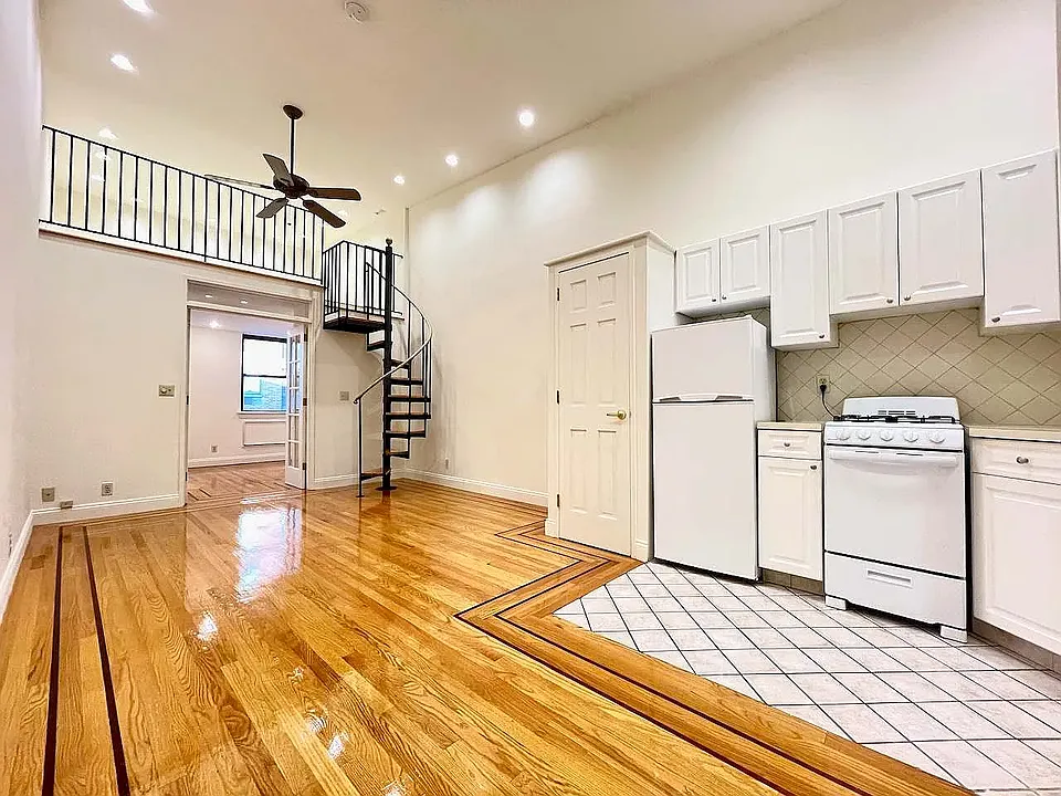 531 W 45th St #5A