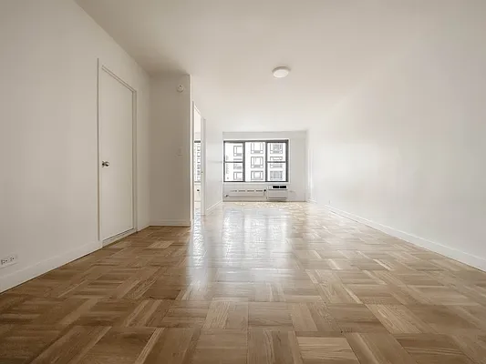 Rented by Manhattan Realty Group | media 20